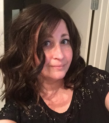 ellie brown wig and eyelashes